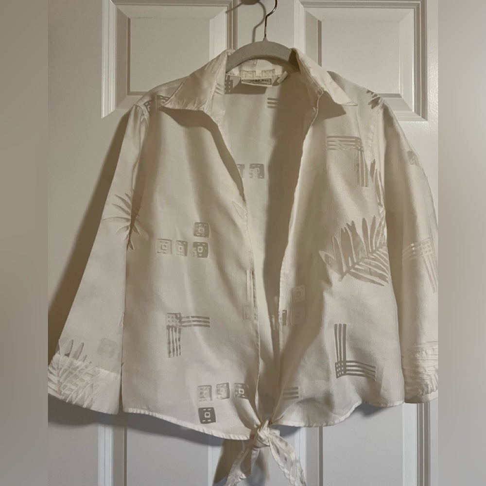 EUC Banana Bay rayon/poly white tie blouse.